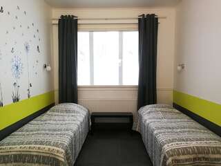 Гостевой дом ChillOut GuestHouse Lahti Лахти Стандартный двухместный номер с 2 отдельными кроватями и общей ванной комнатой-1
